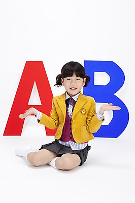 포토 JPG 스튜디오촬영 전신 문자 알파벳 영어 여자 어린이교육 교육 교복 초등학생 어린이 실내 영어교육 한명 누끼 사람 앉기 동양인 손짓 소녀 한국인 비교 여자만 여자한명만 어린이만 소녀만 소녀한명만 의아 국내포토 1 학생 옷 컨셉 모션 인종 내부 파일형식