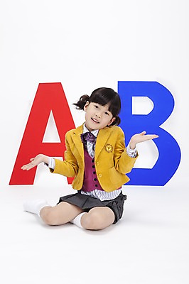 포토 JPG 스튜디오촬영 전신 문자 알파벳 영어 여자 어린이교육 교육 교복 초등학생 어린이 실내 영어교육 한명 누끼 사람 앉기 동양인 손짓 소녀 한국인 비교 여자만 여자한명만 어린이만 소녀만 소녀한명만 의아 국내포토 1 학생 옷 컨셉 모션 인종 내부 파일형식