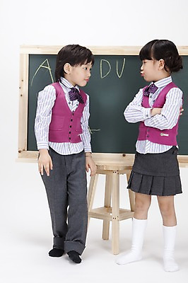 포토 JPG 스튜디오촬영 전신 문자 알파벳 영어 여자 어린이교육 교육 남자 교복 어린이 의자 장난 입모양 실내 영어교육 서기 사람 동양인 소녀 소년 두명 마주보기 팔짱 칠판 한국인 분필 어린이만 국내포토 모양 옷 가구 모션 인종 내부 입 초크 파일형식