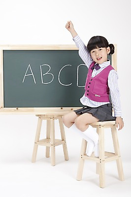 포토 JPG 스튜디오촬영 전신 문자 알파벳 영어 여자 어린이교육 교육 교복 초등학생 어린이 의자 실내 영어교육 한명 사람 앉기 동양인 손짓 소녀 칠판 한국인 발표 분필 여자만 여자한명만 어린이만 소녀만 소녀한명만 국내포토 1 학생 옷 가구 모션 인종 내부 초크 파일형식