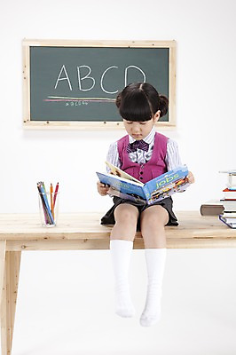 포토 JPG 스튜디오촬영 전신 문자 알파벳 영어 여자 어린이교육 교육 교복 초등학생 어린이 색연필 실내 영어교육 한명 들기 사람 앉기 동양인 소녀 책 독서 필기구 칠판 한국인 책상 분필 연필꽂이 여자만 여자한명만 어린이만 소녀만 소녀한명만 국내포토 1 학생 옷 가구 모션 문구용품 학용품 인종 내부 초크 파일형식