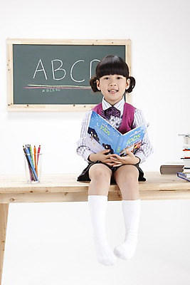 포토 JPG 스튜디오촬영 전신 문자 알파벳 영어 여자 어린이교육 교육 교복 초등학생 어린이 색연필 실내 영어교육 한명 들기 사람 앉기 동양인 소녀 책 독서 필기구 칠판 한국인 책상 분필 연필꽂이 영어책 여자만 여자한명만 어린이만 소녀만 소녀한명만 국내포토 1 학생 옷 가구 모션 문구용품 학용품 인종 내부 초크 파일형식
