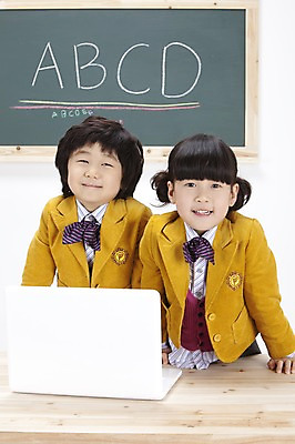 포토 JPG 스튜디오촬영 문자 알파벳 영어 여자 어린이교육 교육 남자 교복 어린이 실내 영어교육 사람 동양인 소녀 소년 상반신 두명 노트북 컴퓨터 칠판 한국인 책상 분필 e러닝 어린이만 국내포토 옷 가구 인종 내부 전자제품 초크 파일형식
