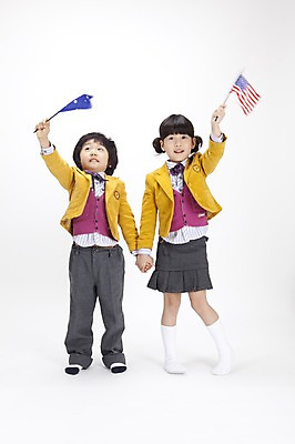 포토 JPG 스튜디오촬영 전신 여자 어린이교육 교육 남자 교복 어린이 포즈 모션 실내 영어교육 들기 누끼 사람 동양인 소녀 소년 두명 한국인 깃발 성조기 국기 호주국기 어린이만 국내포토 영어 옷 인종 내부 파일형식
