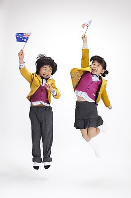 포토 JPG 스튜디오촬영 전신 여자 어린이교육 교육 남자 교복 어린이 포즈 모션 실내 영어교육 들기 누끼 사람 동양인 소녀 소년 두명 달리기 한국인 깃발 성조기 국기 호주국기 어린이만 국내포토 영어 옷 인종 내부 파일형식