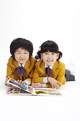포토 JPG 스튜디오촬영 전신 여자 어린이교육 교육 남자 교복 어린이 엎드리기 실내 영어교육 누끼 사람 동양인 소녀 소년 두명 책 한국인 어린이만 국내포토 영어 옷 모션 인종 내부 파일형식