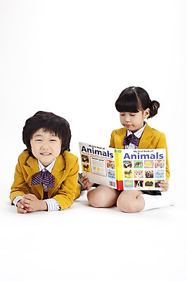 포토 JPG 스튜디오촬영 전신 영어 여자 어린이교육 교육 남자 교복 어린이 엎드리기 실내 영어교육 들기 누끼 사람 앉기 동양인 소녀 소년 두명 책 한국인 영어책 어린이만 국내포토 문자 옷 모션 인종 내부 파일형식