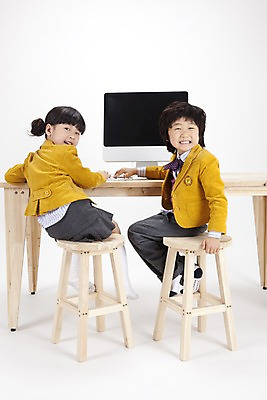 포토 JPG 스튜디오촬영 전신 여자 어린이교육 교육 남자 교복 어린이 의자 실내 영어교육 사람 앉기 동양인 소녀 소년 두명 컴퓨터 모니터 한국인 책상 어린이만 국내포토 영어 옷 가구 모션 인종 내부 전자제품 파일형식
