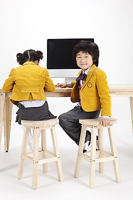 포토 JPG 스튜디오촬영 전신 여자 어린이교육 교육 남자 교복 어린이 의자 실내 영어교육 사람 앉기 동양인 소녀 소년 두명 뒷모습 컴퓨터 모니터 한국인 책상 어린이만 국내포토 영어 옷 뷰포인트 가구 모션 인종 내부 전자제품 파일형식