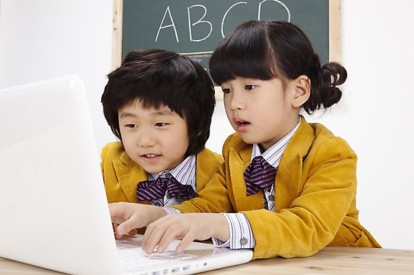 포토 JPG 스튜디오촬영 문자 알파벳 영어 여자 어린이교육 교육 남자 교복 어린이 실내 영어교육 사람 앉기 동양인 소녀 소년 상반신 두명 노트북 컴퓨터 칠판 한국인 누름 책상 분필 e러닝 어린이만 국내포토 옷 가구 모션 인종 내부 전자제품 초크 파일형식