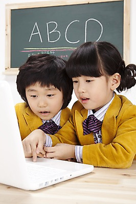 포토 JPG 스튜디오촬영 문자 알파벳 영어 여자 어린이교육 교육 남자 교복 어린이 실내 영어교육 사람 앉기 동양인 소녀 소년 상반신 두명 노트북 컴퓨터 칠판 한국인 누름 책상 분필 e러닝 어린이만 국내포토 옷 가구 모션 인종 내부 전자제품 초크 파일형식