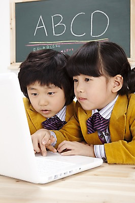 포토 JPG 스튜디오촬영 문자 알파벳 영어 여자 어린이교육 교육 남자 교복 어린이 실내 영어교육 사람 앉기 동양인 소녀 소년 상반신 두명 노트북 컴퓨터 칠판 한국인 누름 책상 분필 e러닝 어린이만 국내포토 옷 가구 모션 인종 내부 전자제품 초크 파일형식