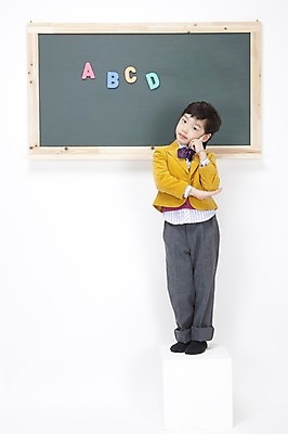 포토 JPG 스튜디오촬영 전신 문자 알파벳 영어 어린이교육 교육 남자 교복 초등학생 어린이 생각 실내 영어교육 한명 서기 누끼 사람 동양인 손짓 소년 칠판 한국인 받침대 고민 남자만 남자한명만 어린이만 소년만 소년한명만 국내포토 1 학생 옷 감정 모션 인종 내부 파일형식