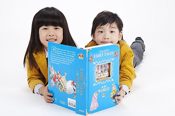 포토 JPG 스튜디오촬영 전신 영어 여자 어린이교육 교육 남자 교복 어린이 엎드리기 실내 영어교육 누끼 사람 동양인 소녀 소년 두명 책 한국인 영어책 어린이만 국내포토 문자 옷 모션 인종 내부 파일형식