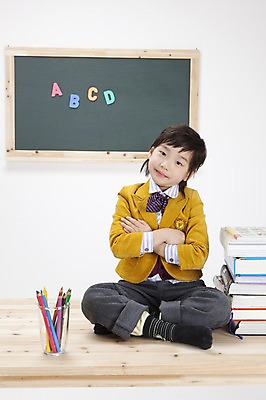포토 JPG 스튜디오촬영 전신 문자 알파벳 영어 어린이교육 교육 남자 교복 초등학생 어린이 색연필 실내 영어교육 한명 사람 동양인 손짓 소년 책 필기구 팔짱 칠판 한국인 책상 연필꽂이 가부좌 남자만 남자한명만 어린이만 소년만 소년한명만 국내포토 1 학생 옷 가구 모션 문구용품 학용품 앉기 인종 내부 파일형식