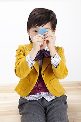 포토 JPG 스튜디오촬영 문자 알파벳 어린이교육 교육 남자 교복 초등학생 어린이 실내 영어교육 한명 들기 사람 앉기 동양인 손짓 소년 상반신 한국인 책상 남자만 남자한명만 어린이만 소년만 소년한명만 국내포토 1 학생 영어 옷 가구 모션 인종 내부 파일형식