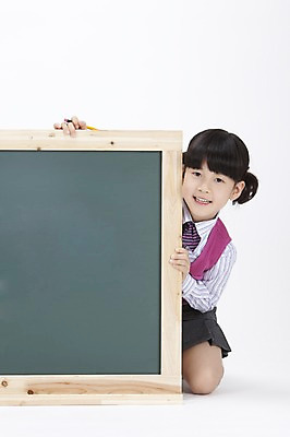 포토 JPG 스튜디오촬영 여자 어린이교육 교육 교복 초등학생 어린이 실내 영어교육 한명 사람 앉기 동양인 소녀 상반신 칠판 한국인 알림 여자만 여자한명만 어린이만 소녀만 소녀한명만 국내포토 1 학생 영어 옷 모션 인종 내부 파일형식