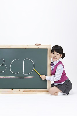 포토 JPG 스튜디오촬영 전신 문자 알파벳 영어 여자 어린이교육 교육 교복 초등학생 어린이 실내 영어교육 한명 사람 앉기 동양인 손짓 소녀 필기구 연필 칠판 한국인 가리킴 알림 분필 여자만 여자한명만 어린이만 소녀만 소녀한명만 국내포토 1 학생 옷 모션 문구용품 학용품 인종 내부 초크 파일형식