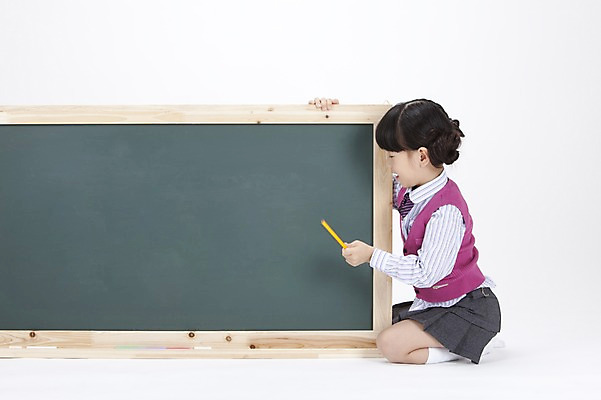 포토 JPG 스튜디오촬영 전신 여자 어린이교육 교육 교복 초등학생 어린이 실내 영어교육 한명 사람 앉기 동양인 손짓 소녀 필기구 연필 칠판 한국인 가리킴 알림 여자만 여자한명만 어린이만 소녀만 소녀한명만 국내포토 1 학생 영어 옷 모션 문구용품 학용품 인종 내부 파일형식