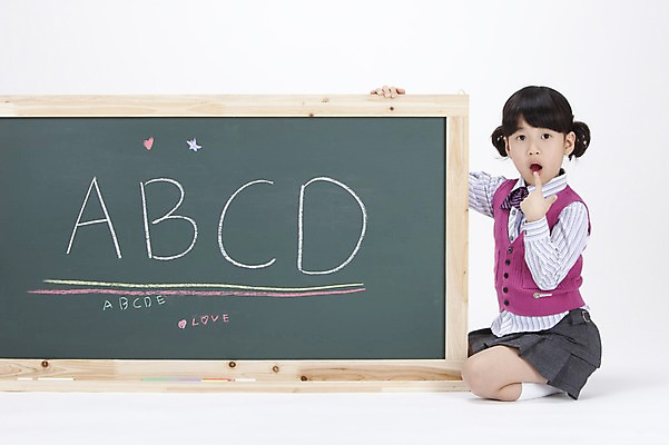 포토 JPG 스튜디오촬영 전신 문자 알파벳 영어 여자 어린이교육 교육 교복 초등학생 어린이 실내 영어교육 한명 사람 앉기 동양인 손짓 소녀 칠판 놀람 한국인 무릎꿇기 알림 분필 여자만 여자한명만 어린이만 소녀만 소녀한명만 국내포토 1 학생 옷 감정 모션 표정 인종 내부 초크 파일형식