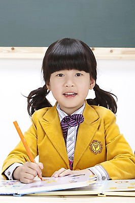 포토 JPG 스튜디오촬영 여자 어린이교육 교육 교복 초등학생 어린이 색연필 실내 영어교육 한명 사람 앉기 동양인 손짓 소녀 상반신 책 필기구 칠판 한국인 여자만 여자한명만 어린이만 소녀만 소녀한명만 국내포토 1 학생 영어 옷 모션 문구용품 학용품 인종 내부 파일형식