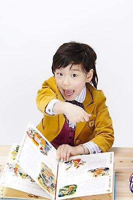 포토 JPG 스튜디오촬영 어린이교육 교육 남자 교복 초등학생 어린이 실내 영어교육 한명 사람 앉기 동양인 손짓 소년 상반신 책 한국인 가리킴 책상 어린이만 국내포토 1 학생 영어 옷 가구 모션 인종 내부 파일형식