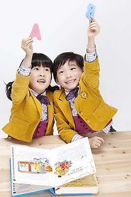 포토 JPG 스튜디오촬영 문자 알파벳 영어 여자 어린이교육 교육 남자 교복 어린이 실내 영어교육 들기 사람 앉기 동양인 손짓 소녀 소년 상반신 두명 책 한국인 책상 어린이만 국내포토 옷 가구 모션 인종 내부 파일형식