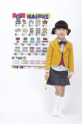 포토 JPG 스튜디오촬영 전신 영어 여자 어린이교육 교육 교복 초등학생 어린이 실내 영어교육 한명 서기 누끼 사람 동양인 소녀 필기구 숫자 연필 한국인 그림 숫자표 여자만 여자한명만 어린이만 소녀만 소녀한명만 국내포토 문자 1 학생 옷 모션 문구용품 학용품 인종 내부 파일형식