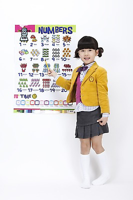 포토 JPG 스튜디오촬영 전신 기호 영어 여자 어린이교육 교육 교복 초등학생 어린이 실내 영어교육 한명 서기 누끼 사람 동양인 소녀 필기구 숫자 연필 한국인 가리킴 그림 숫자표 여자만 여자한명만 어린이만 소녀만 소녀한명만 국내포토 문자 1 학생 옷 모션 문구용품 학용품 인종 손짓 내부 파일형식