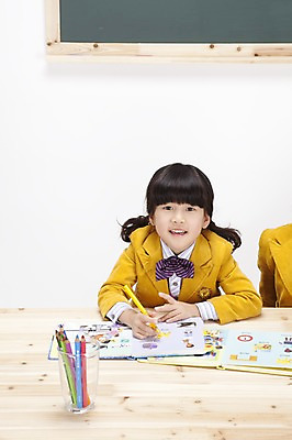 포토 JPG 스튜디오촬영 영어 여자 어린이교육 교육 교복 초등학생 어린이 색연필 실내 영어교육 한명 사람 앉기 동양인 소녀 상반신 책 필기구 칠판 한국인 책상 연필꽂이 여자만 여자한명만 어린이만 소녀만 소녀한명만 국내포토 문자 1 학생 옷 가구 모션 문구용품 학용품 인종 내부 파일형식