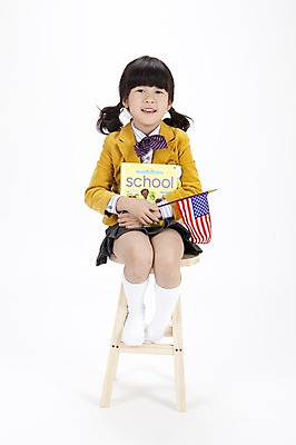 포토 JPG 스튜디오촬영 전신 영어 여자 어린이교육 교육 교복 초등학생 어린이 의자 실내 영어교육 한명 들기 누끼 사람 앉기 동양인 소녀 책 한국인 깃발 성조기 국기 영어책 여자만 여자한명만 어린이만 소녀만 소녀한명만 국내포토 문자 1 학생 옷 가구 모션 인종 내부 파일형식