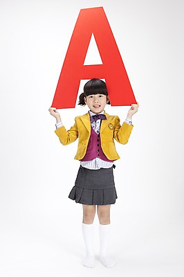 포토 JPG 스튜디오촬영 전신 문자 기호 알파벳 영어 여자 어린이교육 교육 교복 초등학생 어린이 실내 영어교육 한명 서기 들기 누끼 사람 동양인 소녀 한국인 여자만 여자한명만 어린이만 소녀만 소녀한명만 국내포토 1 학생 옷 모션 인종 내부 파일형식