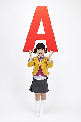 포토 JPG 스튜디오촬영 전신 문자 기호 알파벳 영어 여자 어린이교육 교육 교복 초등학생 어린이 실내 영어교육 한명 서기 들기 누끼 사람 동양인 소녀 한국인 여자만 여자한명만 어린이만 소녀만 소녀한명만 국내포토 1 학생 옷 모션 인종 내부 파일형식