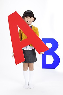 포토 JPG 스튜디오촬영 전신 문자 알파벳 영어 여자 어린이교육 교육 교복 초등학생 어린이 실내 영어교육 한명 서기 들기 누끼 사람 동양인 소녀 한국인 여자만 여자한명만 어린이만 소녀만 소녀한명만 국내포토 1 학생 옷 모션 인종 내부 파일형식