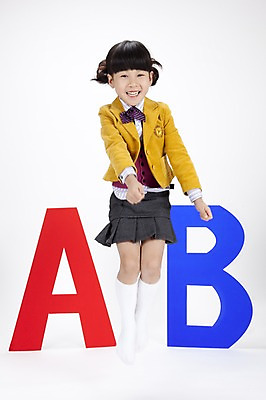 포토 JPG 스튜디오촬영 전신 문자 알파벳 영어 여자 어린이교육 교육 교복 초등학생 어린이 포즈 모션 실내 영어교육 한명 서기 누끼 사람 동양인 소녀 달리기 한국인 여자만 여자한명만 어린이만 소녀만 소녀한명만 국내포토 1 학생 옷 인종 내부 파일형식