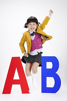 포토 JPG 스튜디오촬영 전신 문자 알파벳 영어 여자 어린이교육 교육 교복 초등학생 어린이 포즈 모션 실내 영어교육 한명 누끼 사람 동양인 소녀 달리기 한국인 여자만 여자한명만 어린이만 소녀만 소녀한명만 국내포토 1 학생 옷 인종 내부 파일형식