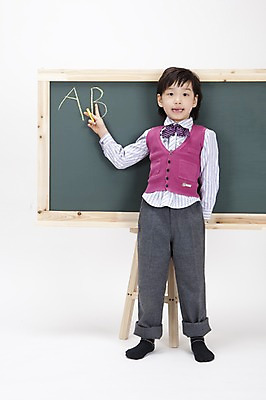 포토 JPG 스튜디오촬영 전신 문자 알파벳 영어 어린이교육 교육 남자 교복 초등학생 어린이 실내 영어교육 한명 서기 사람 동양인 손짓 소년 칠판 한국인 가리킴 분필 남자만 남자한명만 어린이만 소년만 소년한명만 국내포토 1 학생 옷 모션 인종 내부 초크 파일형식