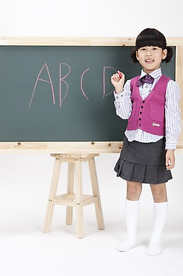포토 JPG 스튜디오촬영 전신 문자 알파벳 영어 여자 어린이교육 교육 교복 초등학생 어린이 의자 실내 영어교육 한명 서기 사람 동양인 소녀 칠판 한국인 분필 여자만 여자한명만 어린이만 소녀만 소녀한명만 국내포토 1 학생 옷 가구 모션 인종 내부 초크 파일형식