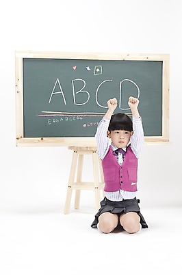 포토 JPG 스튜디오촬영 전신 문자 알파벳 영어 여자 어린이교육 교육 교복 초등학생 어린이 의자 실내 영어교육 한명 사람 앉기 동양인 손짓 소녀 손들기 칠판 한국인 무릎꿇기 분필 벌서기 여자만 여자한명만 어린이만 소녀만 소녀한명만 국내포토 1 학생 옷 가구 모션 인종 내부 체벌 초크 파일형식