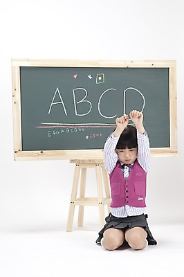 포토 JPG 스튜디오촬영 전신 문자 알파벳 영어 여자 어린이교육 교육 교복 초등학생 어린이 의자 실내 영어교육 한명 사람 앉기 동양인 손짓 소녀 손들기 칠판 한국인 무릎꿇기 분필 벌서기 여자만 여자한명만 어린이만 소녀만 소녀한명만 국내포토 1 학생 옷 가구 모션 인종 내부 체벌 초크 파일형식