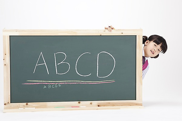 포토 JPG 스튜디오촬영 문자 알파벳 영어 여자 어린이교육 교육 교복 초등학생 어린이 실내 영어교육 한명 사람 동양인 소녀 상반신 칠판 한국인 알림 분필 여자만 여자한명만 어린이만 소녀만 소녀한명만 국내포토 1 학생 옷 인종 내부 초크 파일형식