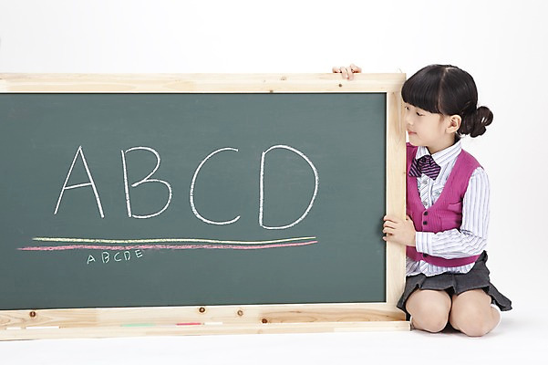 포토 JPG 스튜디오촬영 전신 문자 알파벳 영어 여자 어린이교육 교육 교복 초등학생 어린이 실내 영어교육 한명 사람 앉기 동양인 소녀 칠판 한국인 무릎꿇기 알림 분필 여자만 여자한명만 어린이만 소녀만 소녀한명만 국내포토 1 학생 옷 모션 인종 내부 초크 파일형식