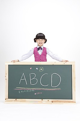 포토 JPG 스튜디오촬영 문자 알파벳 영어 여자 어린이교육 교육 교복 초등학생 어린이 실내 영어교육 한명 누끼 사람 동양인 소녀 상반신 칠판 한국인 알림 분필 여자만 여자한명만 어린이만 소녀만 소녀한명만 국내포토 1 학생 옷 인종 내부 초크 파일형식