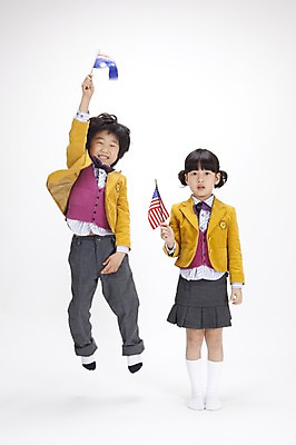 포토 JPG 스튜디오촬영 전신 영어 여자 어린이교육 교육 남자 교복 어린이 포즈 모션 실내 영어교육 서기 누끼 사람 동양인 소녀 소년 두명 달리기 한국인 깃발 성조기 국기 호주국기 어린이만 국내포토 문자 옷 인종 내부 파일형식