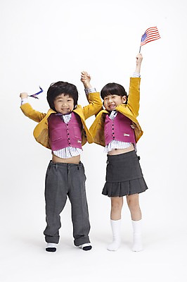 포토 JPG 스튜디오촬영 전신 영어 여자 어린이교육 교육 남자 교복 어린이 포즈 모션 실내 영어교육 누끼 사람 동양인 소녀 소년 두명 달리기 만세 한국인 깃발 성조기 국기 호주국기 어린이만 국내포토 문자 옷 인종 내부 파일형식