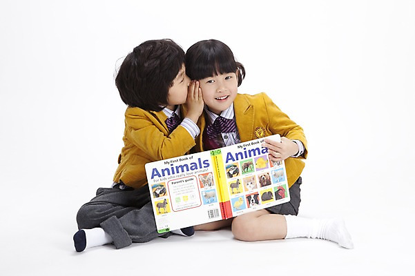 포토 JPG 스튜디오촬영 전신 영어 여자 어린이교육 교육 남자 교복 어린이 실내 영어교육 누끼 사람 앉기 동양인 손짓 소녀 소년 두명 책 한국인 귓속말 어린이만 국내포토 문자 옷 모션 인종 내부 파일형식