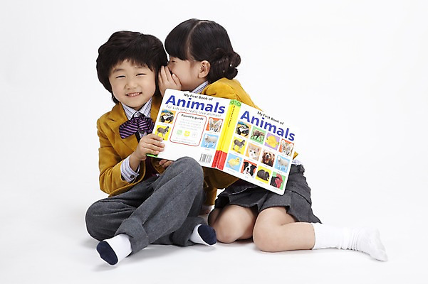 포토 JPG 스튜디오촬영 전신 영어 여자 어린이교육 교육 남자 교복 어린이 실내 영어교육 들기 누끼 사람 앉기 동양인 손짓 소녀 소년 두명 책 한국인 귓속말 어린이만 국내포토 문자 옷 모션 인종 내부 파일형식