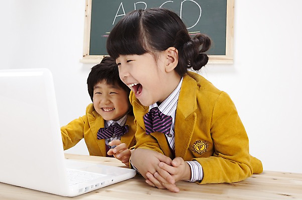 포토 JPG 스튜디오촬영 문자 알파벳 영어 여자 어린이교육 교육 남자 교복 어린이 실내 영어교육 사람 동양인 소녀 소년 상반신 두명 노트북 컴퓨터 칠판 한국인 책상 즐거움 분필 e러닝 어린이만 국내포토 옷 감정 가구 인종 내부 전자제품 초크 파일형식