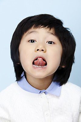 포토 JPG 스튜디오촬영 남자 어린이라이프 초등학생 어린이 놀이 실내 표정 한명 사람 동양인 소년 상반신 신체부위 한국인 혀 어린이세상 메롱 남자만 남자한명만 어린이만 소년만 소년한명만 국내포토 1 학생 라이프스타일 모션 인종 내부 입 파일형식