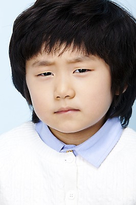 포토 JPG 스튜디오촬영 남자 어린이라이프 초등학생 어린이 놀이 실내 표정 한명 사람 동양인 근접촬영 소년 상반신 한국인 찡그림 어린이세상 남자만 남자한명만 어린이만 소년만 소년한명만 국내포토 1 학생 라이프스타일 뷰포인트 인종 내부 파일형식